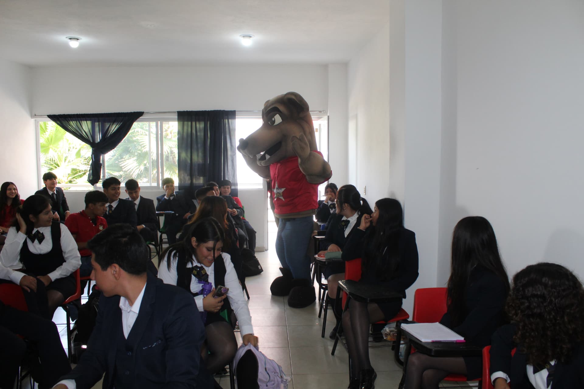 Mascota Lobo Alianza entre palmeras