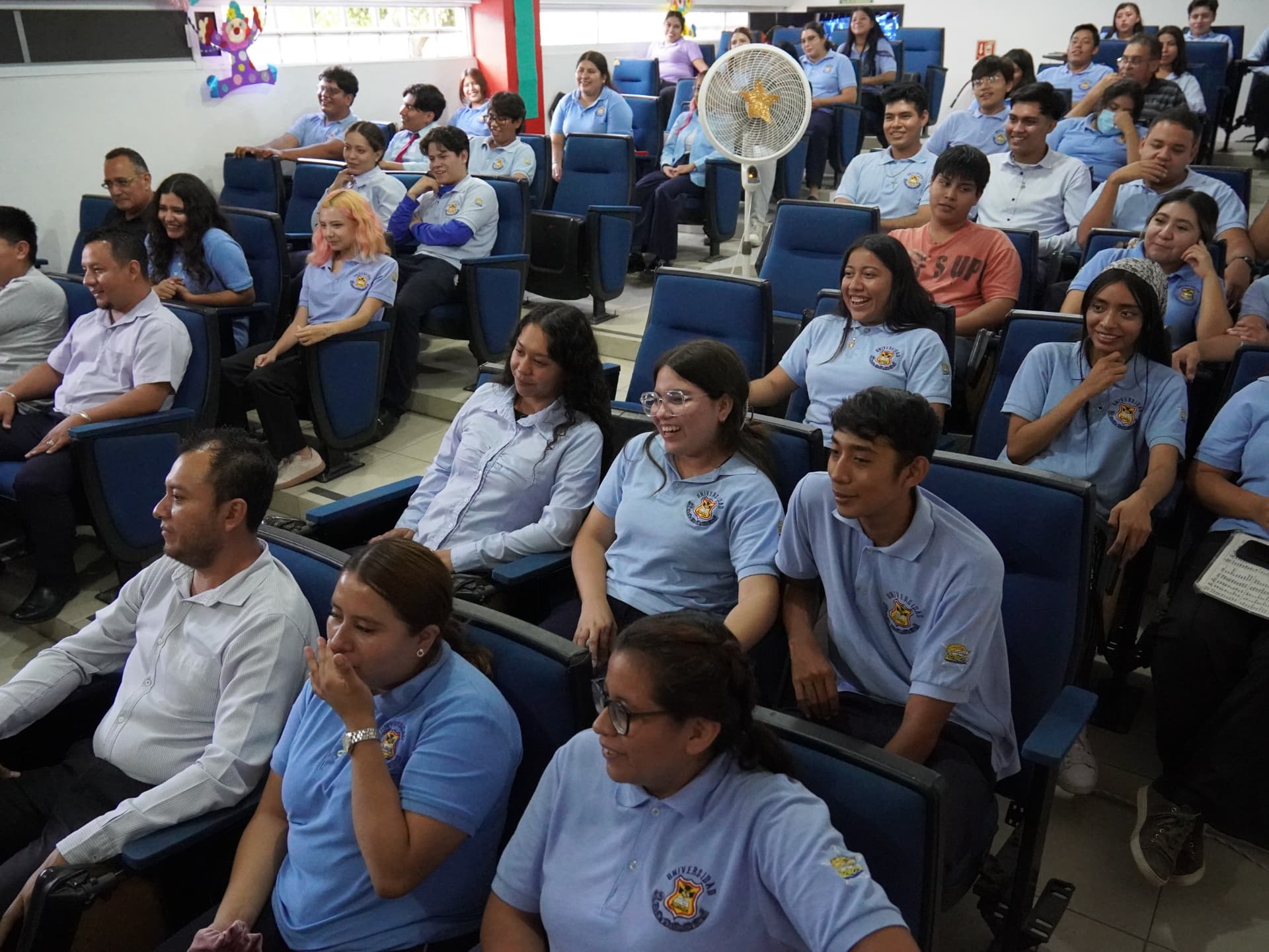 Alumnos en conferencia institucional