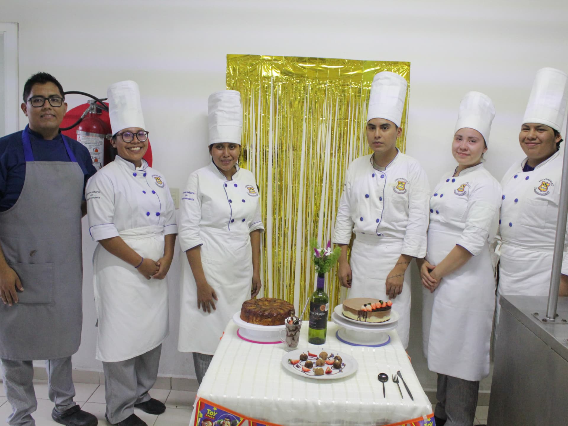 Grupo de chefs con pastel en práctica