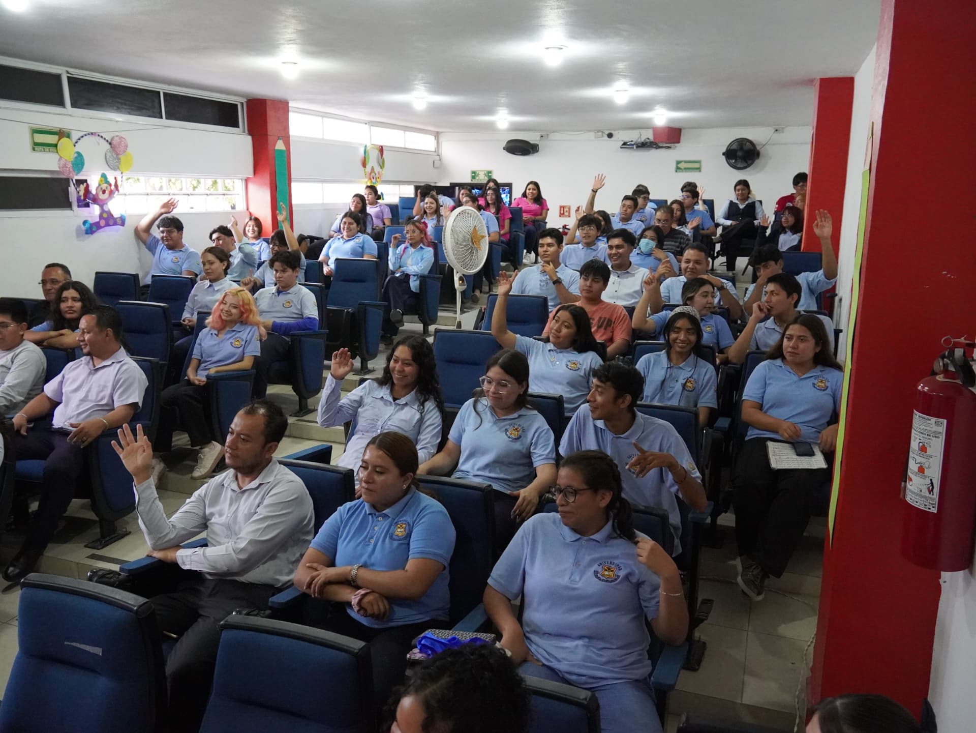 Estudiantes en el campus